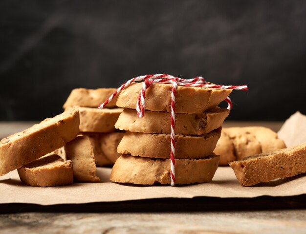 Pieczone włoskie biscotti z migdałami, ciasteczka cantuccini, tradycyjne włoskie święta, suche ciasteczka noworoczne