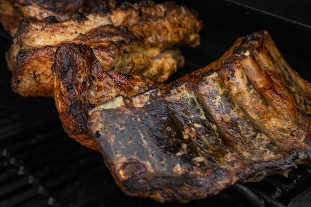 Pieczone żeberka. Grillowane mięso. Gotuj na ogniu. Rumiana skórka. Tłuste potrawy. Wieprzowina z grilla.