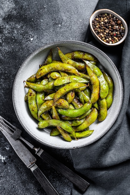 Pieczone zielone soi edamame, japońskie jedzenie. Widok z góry