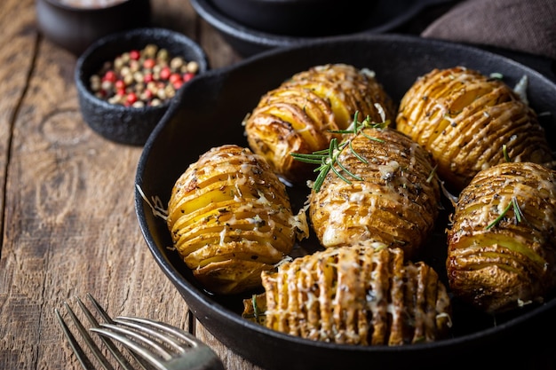 Pieczone Ziemniaki Hasselback Z Serem Czosnkowym I Zieleniną