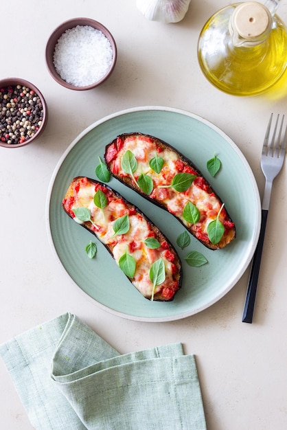 Pieczony Bakłażan Z Serem Mozzarella Pomidorami I Bazylią Zdrowe Odżywianie Włoskie Jedzenie Parmigiana Di Melanzane