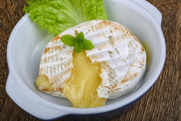 pieczony camembert