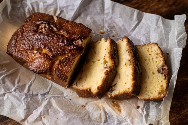 Pieczony Chleb Bananowy Pokrojony Na Kawałki Ciemne Drewniane Tło Chleb Z Orzechami Włoskimi