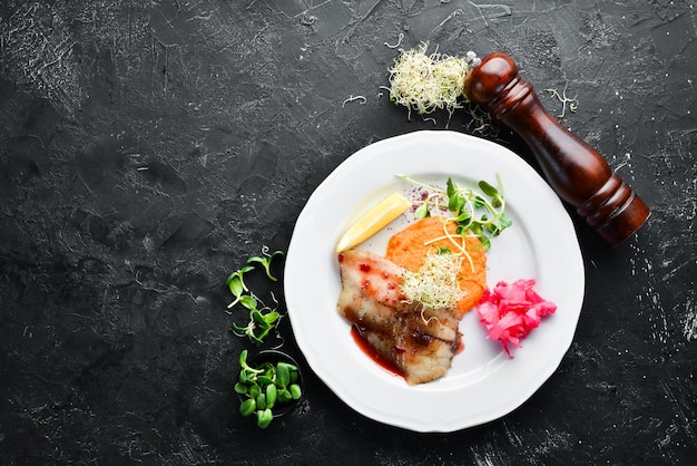 Zdjęcie pieczony filet rybny z puree z batatów na talerzu widok z góry wolne miejsce na tekst styl rustykalny