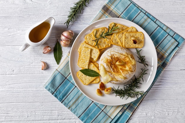 Pieczony Francuski Miękki Ser Camembert Na Białym Talerzu