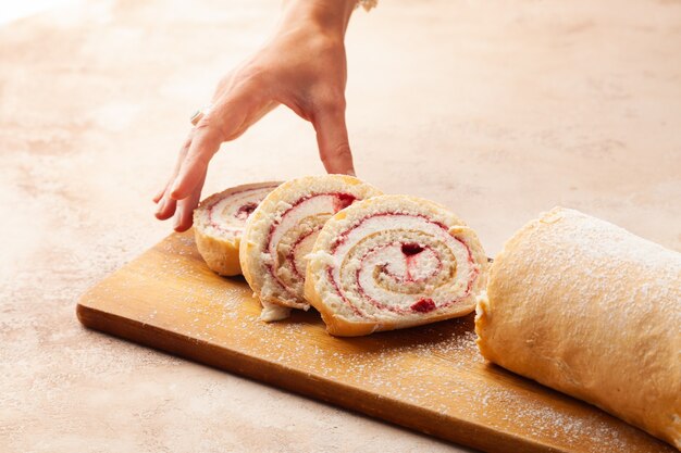 Pieczony herbatnikowy swiss roll deser z owocami i śmietaną pokrojoną na kawałki