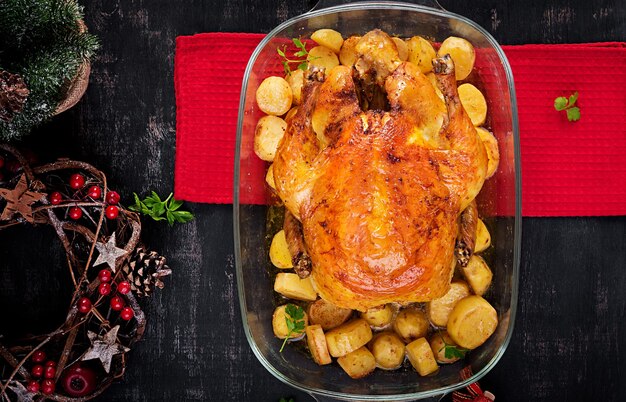Pieczony indyk lub kurczak Na świątecznym stole podawany jest indyk ozdobiony jasnymi ozdobami Stół z smażonym kurczakiem Świąteczny obiad Z góry