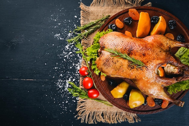 Pieczony indyk z warzywami i przyprawami Święto Dziękczynienia Grill z kurczaka gęsiego Na drewnianym tle Widok z góry