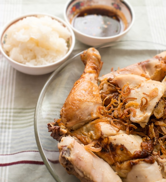Pieczony kurczak w tajskim stylu z lepkim ryżem i ostrym sosem