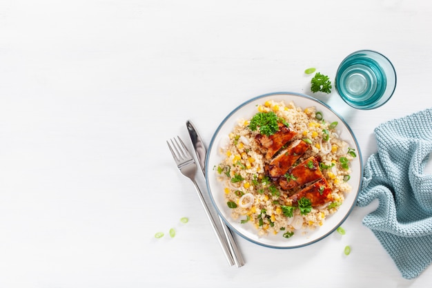 Pieczony kurczak z grilla z cebulą komosy ryżowej quinoa, zdrowy lunch