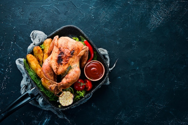 Pieczony kurczak z ziemniakami i warzywami na czarnym tle Tradycyjne danie na Święto Dziękczynienia Widok z góry Darmowe miejsce na kopię