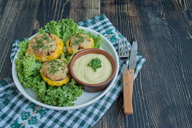 Pieczony Patty Pan Squash Faszerowany Mięsem I Serem, Zieleniną. Drewno .