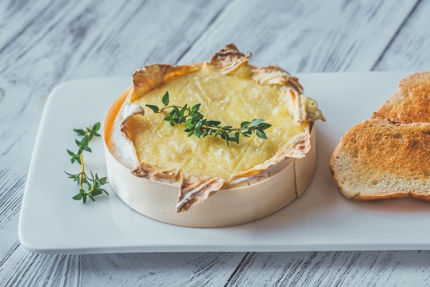 Zdjęcie pieczony ser camembert