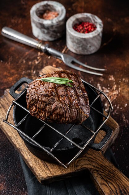 Pieczony stek z polędwicy wołowej z przyprawami na grillu Ciemne tło Widok z góry