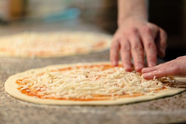 Zdjęcie piekarnia wypiek pizzy chleb warsztatowy z mąki