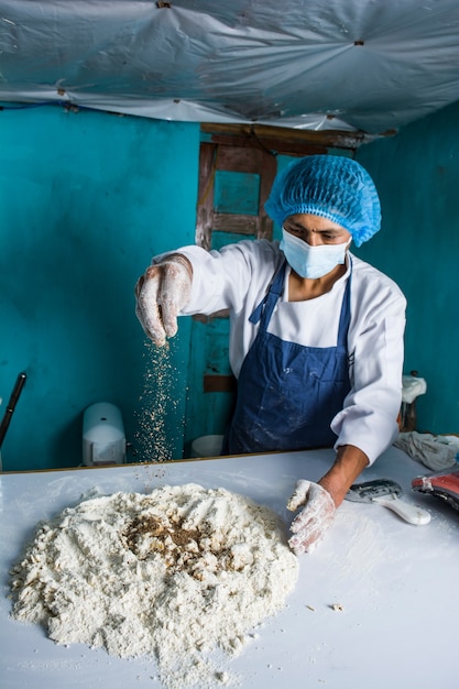 Piekarz lati przygotowuje ciasto i piecze kolorowe brioche i ciasteczka w swojej skromnej piekarni