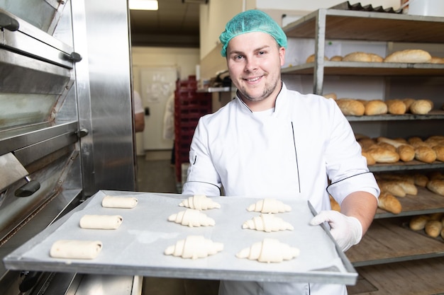 Piekarz Robi Croissant przed pójściem do piekarnika