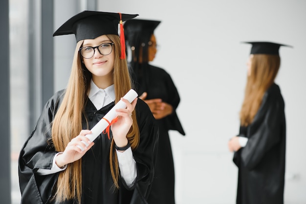 Piękna Absolwentka Wyróżniająca Się Z Grupy Studentów