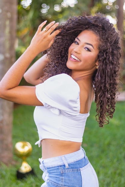 Piękna afro kobieta z uśmiechniętymi kręconymi włosami