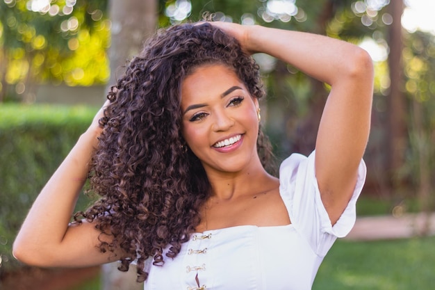 Piękna afro kobieta z uśmiechniętymi kręconymi włosami