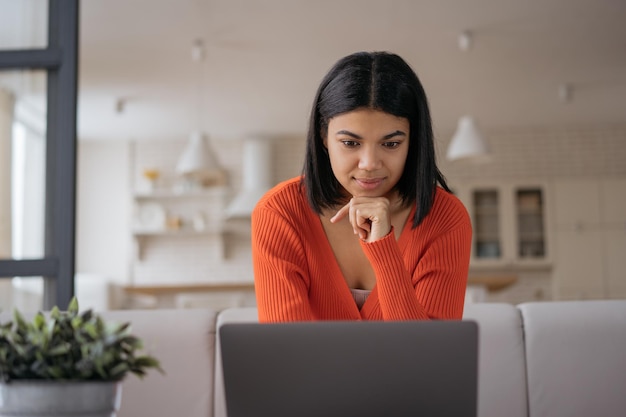 Piękna Afroamerykańska Bizneswoman Korzysta Z Laptopa Oglądając Szkolenia Pracujące Online