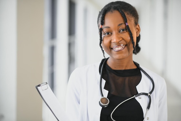 Piękna afroamerykańska pielęgniarka pediatryczna w nowoczesnym biurze