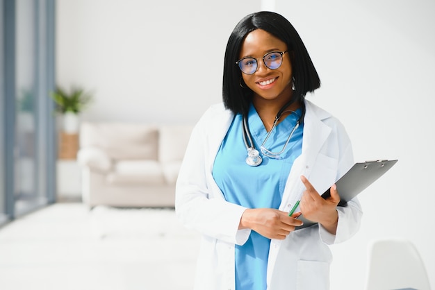 Piękna afrykańska amerykańska pielęgniarka pediatryczna w nowoczesnym biurze
