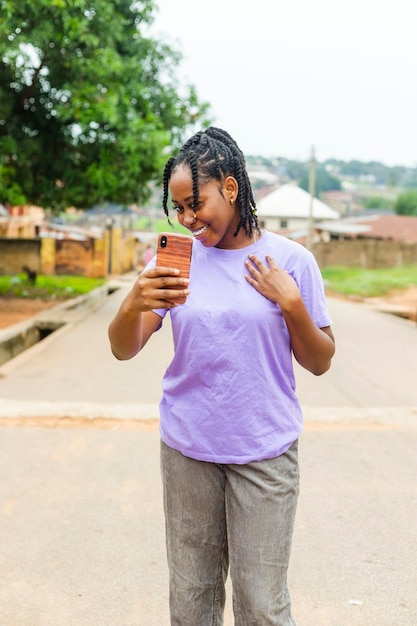 Piękna afrykańska czarna kobieta robi zdjęcia selfie za pomocą smartfona