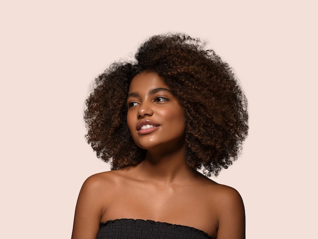 Piękna afrykańska kobieta czarny t-shirt portret fryzura afro kolor tła. różowy