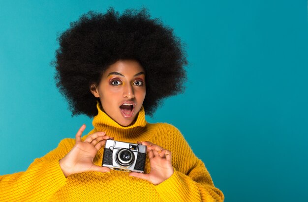 Piękna afrykańska kobieta z aparatem fotograficznym