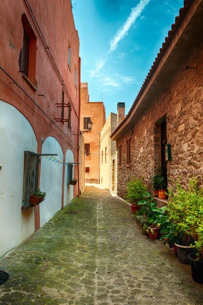 Piękna aleja starego miasta castelsardo