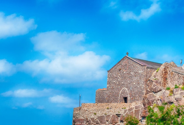 Piękna aleja starego miasta castelsardo