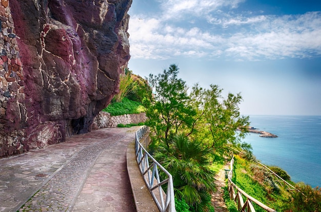 Piękna aleja starego miasta castelsardo