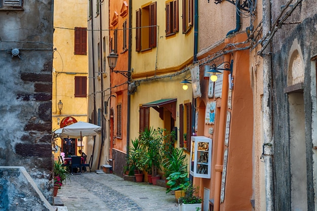 Piękna aleja starego miasta castelsardo