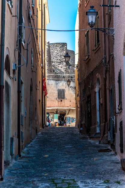 Piękna aleja starego miasta castelsardo