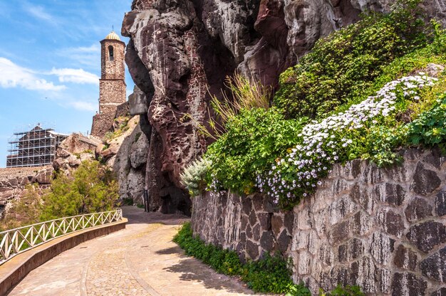 Piękna aleja starego miasta castelsardo