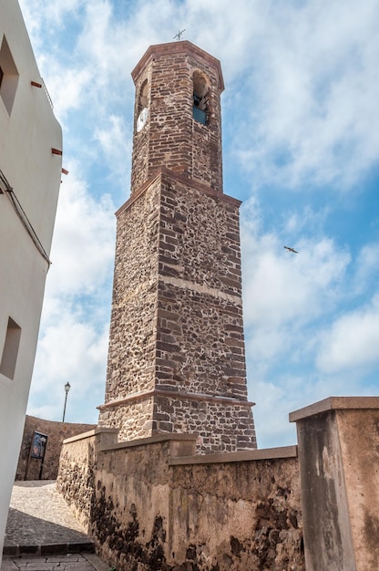 Piękna aleja starego miasta castelsardo