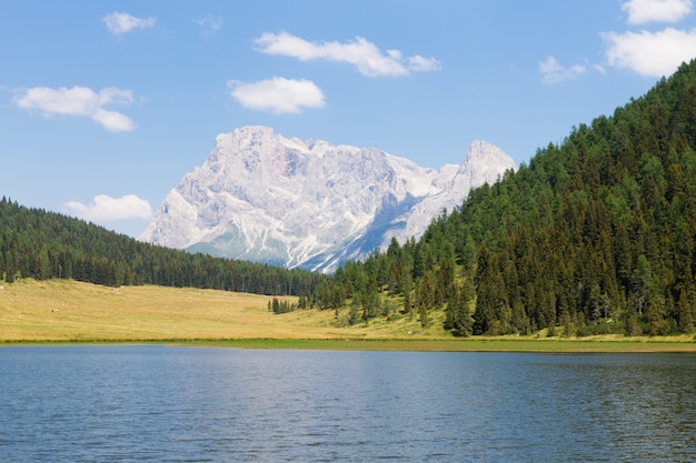 Piękna Alpejska Panorama, Grupa Pala Dolomitów Z Jeziora Calaita, Włoski Krajobraz