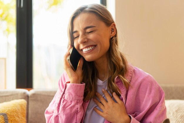 Zdjęcie piękna amerykańska kobieta rozmawiająca przez telefon komórkowy odpowiadająca na połączenie