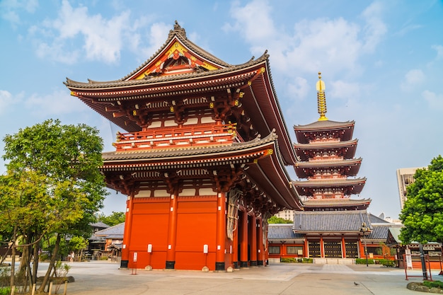 Piękna architektura buduje sensoji świątynię