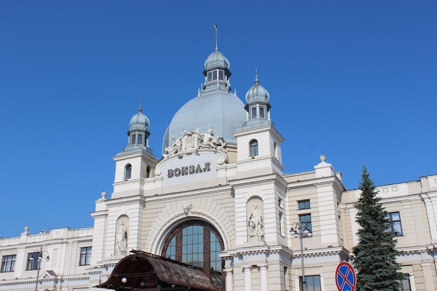 Piękna architektura budynku dworca kolejowego we Lwowie