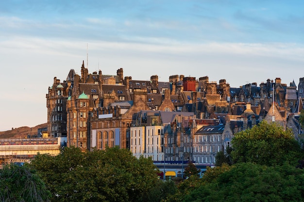Piękna architektura Edynburga w pejzażu Szkocji