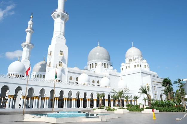 Piękna architektura meczetu Sheikh Zayed, miejsca kultu dla muzułmanów w Solo Indonezji