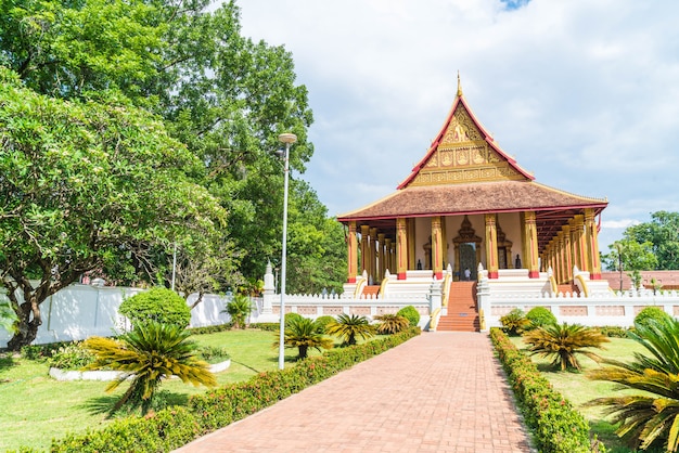 Piękna architektura przy Haw Phra Kaew świątynią