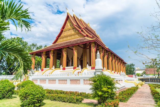 Piękna architektura przy Haw Phra Kaew świątynią