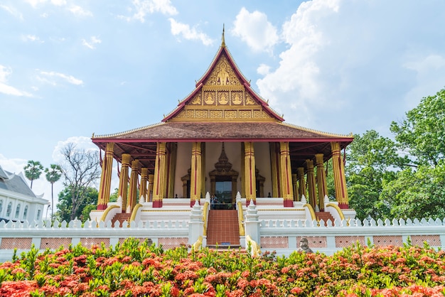 Piękna architektura przy Haw Phra Kaew świątynią