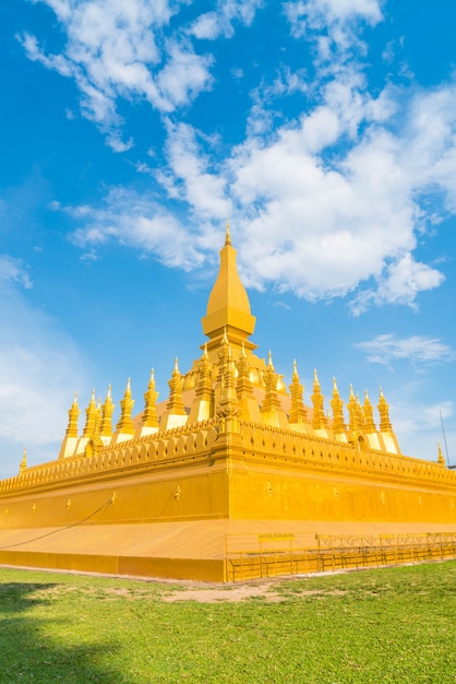 Piękna architektura przy Pha Który Luang, Vientiane, Laos.