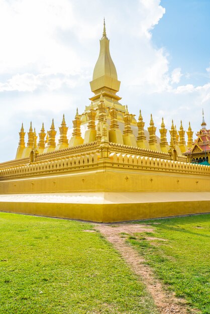 Piękna architektura przy Pha Który Luang, Vientiane, Laos.