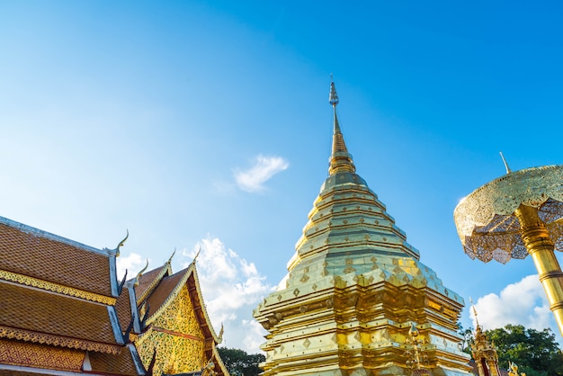 Piękna architektura przy Watem Phra Który Doi Suthep w Chiang Mai