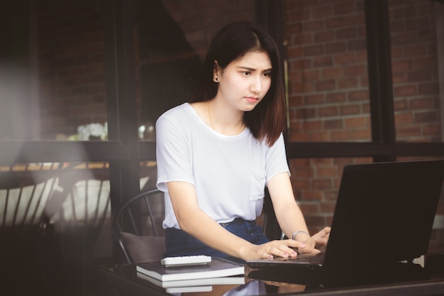piękna Asia nastoletnia dziewczyna używa komputerowego działanie w biurze